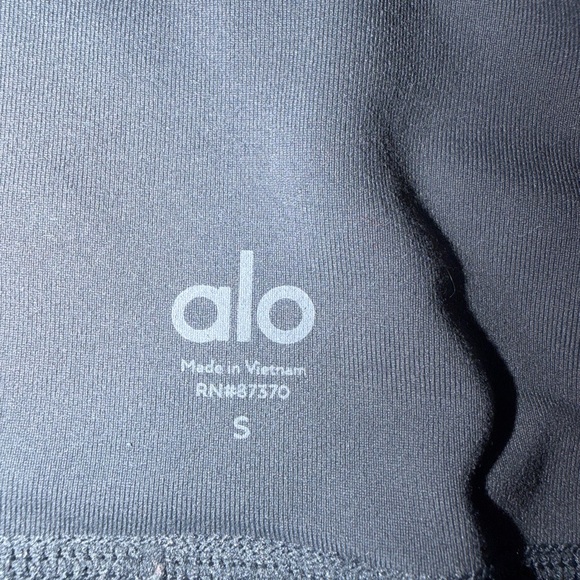 ALO Yoga Women’s elevated Athletic Shorts - Picture 2 of 2
